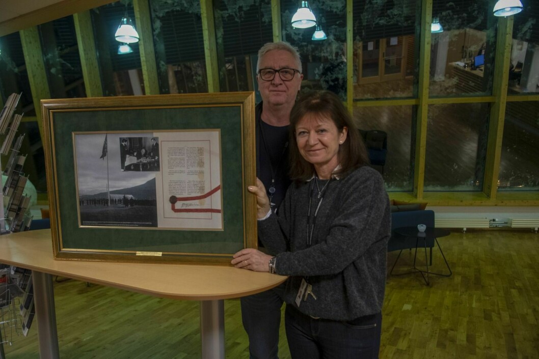 Sysselmann Kjerstin Askholt og informasjonsrådgiver Terje Carlsen skal være med på den lokale markeringen av Svalbardtraktaten. På bildet ser vi en kopi av Grev Wedel Jarlsbergs signatur på Svalbardtraktaten og et fotografi av da han signerte. Det andre bildet er fra Skjæringa da Norge overtok suvereniteten i 1925.