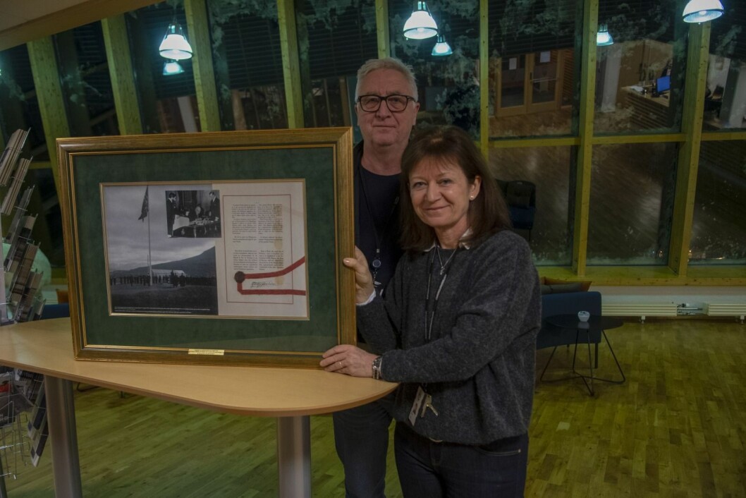 Sysselmann Kjerstin Askholt og informasjonsrådgiver Terje Carlsen skal være med på den lokale markeringen av Svalbardtraktaten. På bildet ser vi en kopi av Grev Wedel Jarlsbergs signatur på Svalbardtraktaten og et fotografi av da han signerte. Det andre bildet er fra Skjæringa da Norge overtok suvereniteten i 1925. Sysselmann Kjerstin Askholt og informasjonsrådgiver Terje Carlsen skal være med på den lokale markeringen av Svalbardtraktaten. På bildet ser vi en kopi av Grev Wedel Jarlsbergs signatur på Svalbardtraktaten og et fotografi av da han signerte. Det andre bildet er fra Skjæringa da Norge overtok suvereniteten i 1925.