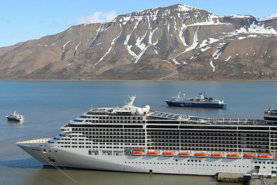 Turistsesongen på Svalbard har blitt lenger og lenger. Aller flest kommer i noen få, hektiske sommeruker, som her i sankthanshelgen i fjor da fem cruiseskip ankom Longyearbyen havn.