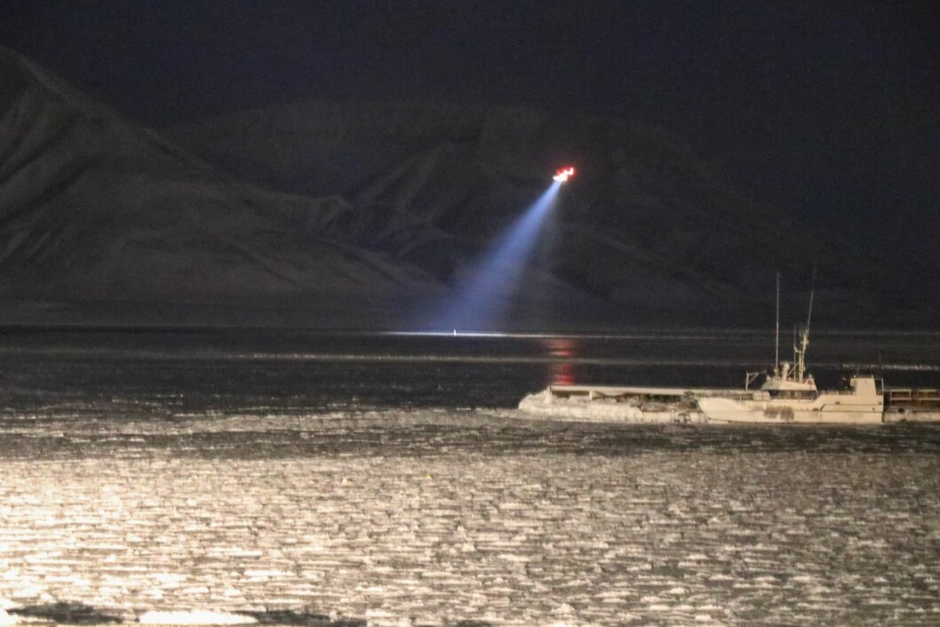 ISBJØRN I LYSET: Målet var å jage isbjørnen bort med Sysselmannens helikopter ut mot Revneset. Her er bjørnen midt mellom byen og Hiorthfjell i 18.30 tiden torsdag. ISBJØRN I LYSET: Målet var å jage isbjørnen bort med Sysselmannens helikopter ut mot Revneset. Her er bjørnen midt mellom byen og Hiorthfjell i 18.30 tiden torsdag.