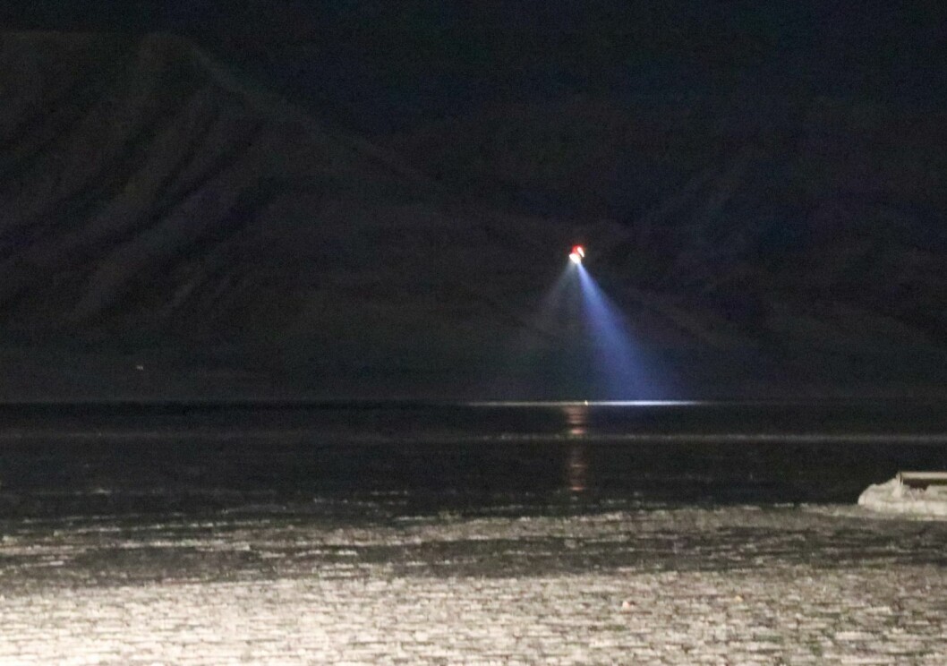 Isbjørnen som i går var i området rundt Hotellneset døde under helikoptertransport. Isbjørnen som i går var i området rundt Hotellneset døde under helikoptertransport.