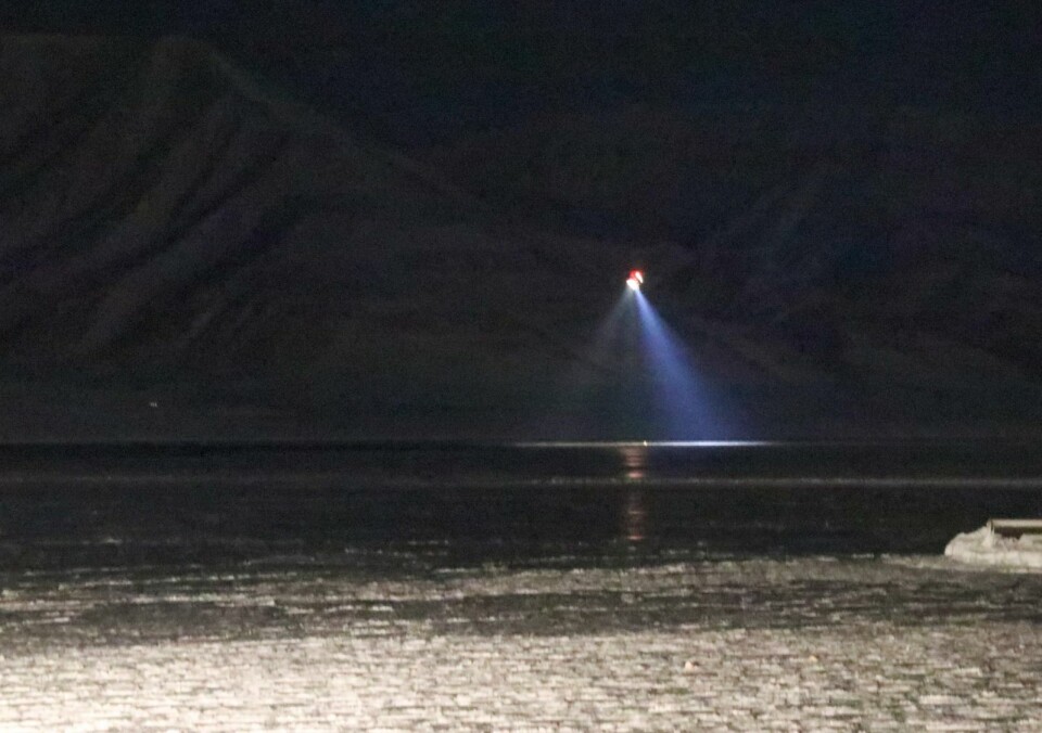 Isbjørnen som i går var i området rundt Hotellneset døde under helikoptertransport.