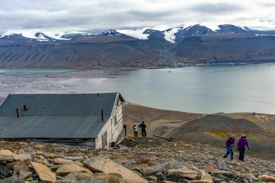 Vakker utsikt fra Sneheim og over til Longyearbyen.