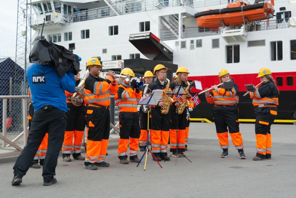 Det var musikk og folk som vinket skipet avgårde da det forlot kaia i Longyearbyen i august. Svalbardposten var også tilstede på denne begivenheten.