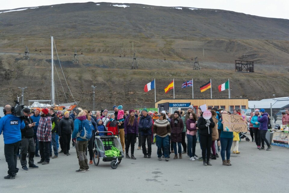 Folket er kommet for å ta farvel fra kaia.