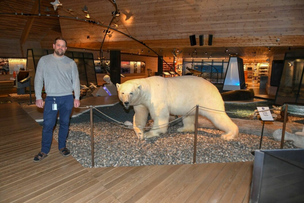 Svalbard Museum har oppgradert belysningen av utstillingene sine. Resultatet er mer kontraster og mer presis belsyning. – Nytt lys, vil også gi strømsparing, sier prosjektmedarbeider Mikael Bjerkestrand.
