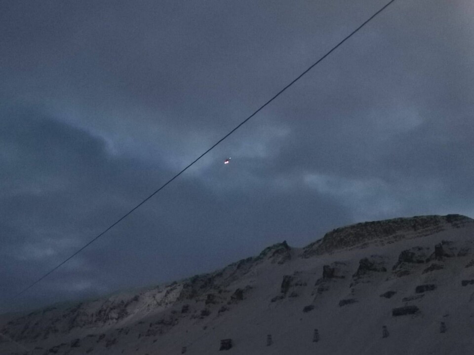 Sysselmannens helikopter sjekker Varden og Platåberget for å se om det kan være isbjørn der etter melding om observasjon.