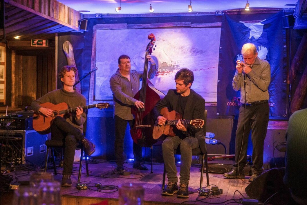 Hot Club de Norvége: På bildet fra venstre Ola Erlien, Svein Aarbostad, Gildas Le Pape og Finn Tangen, under konserten på Kroa lørdag.