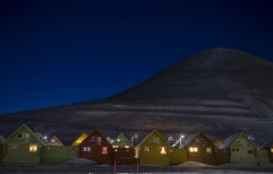 Staten ønsker å ta over boligforvaltningen for Unis og Longyearbyen lokalstyre. De vil flytte forvaltningen til Statsbygg og Store Norske Boliger. Staten ønsker å ta over boligforvaltningen for Unis og Longyearbyen lokalstyre. De vil flytte forvaltningen til Statsbygg og Store Norske Boliger.