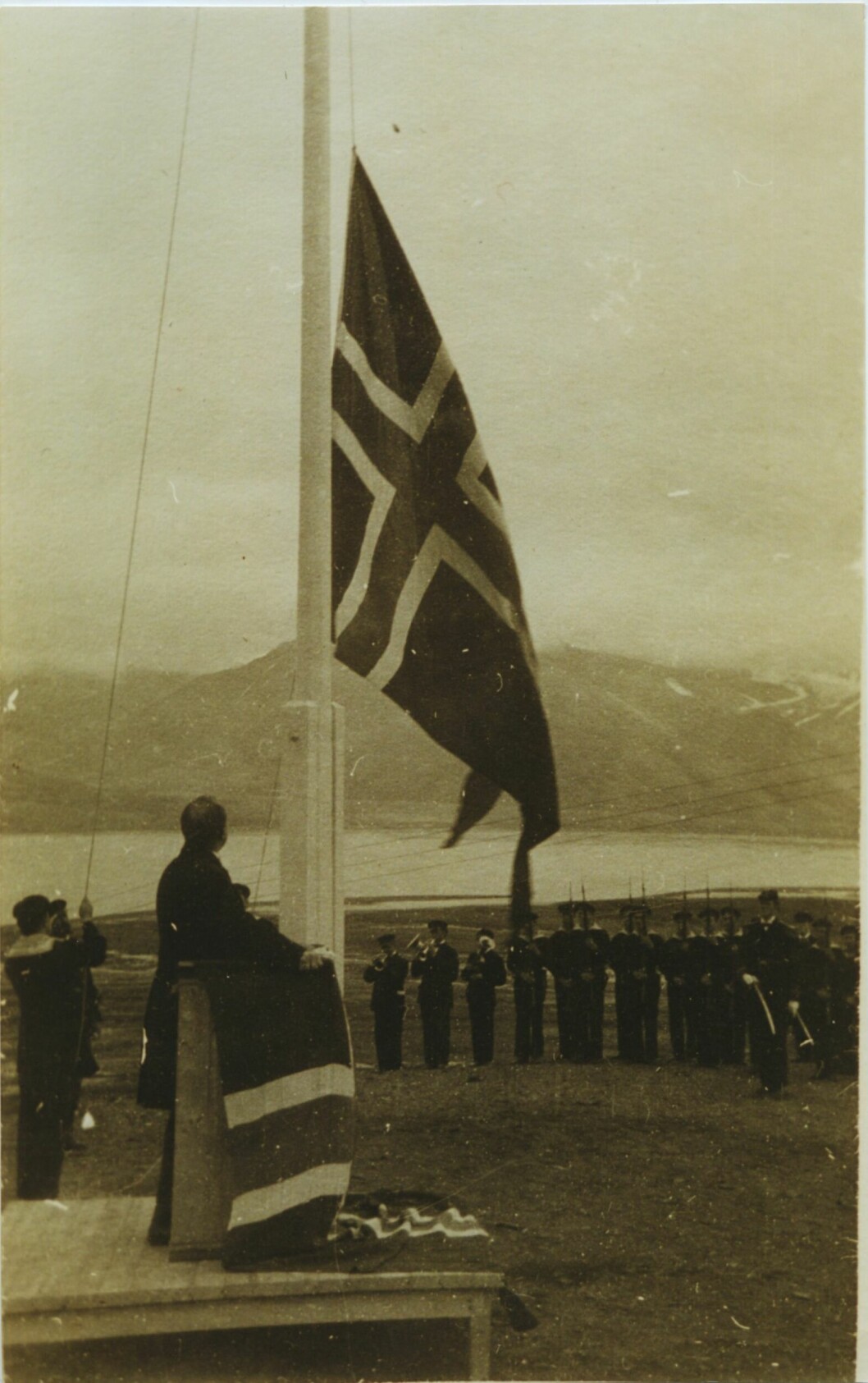 Dette historiske bilde har Svalbardposten fått fra Svalbard Museum. Om noen har mer informasjon om bildet, send gjerne epost til: post@svalbardposten.no.