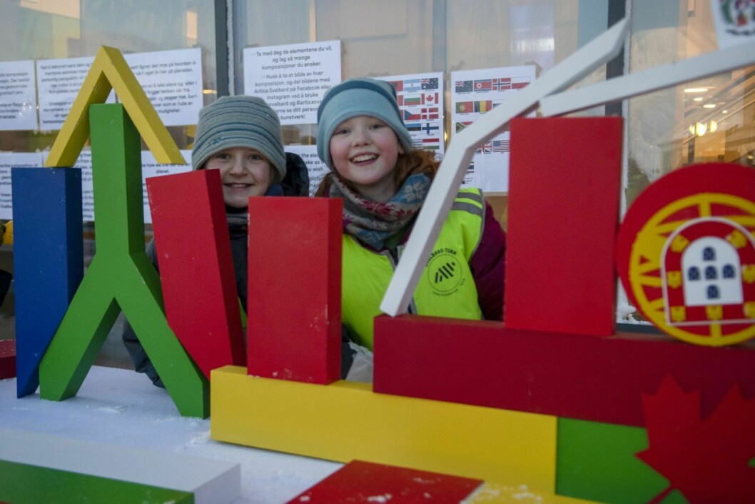 Astrid Andersen til venstre og Ingeborg Oldernes Hoem syntes det var gøy å bygge nye flagg med de fargerike klossene.                                                                                                                                           Alle foto: Hilde Røsvik