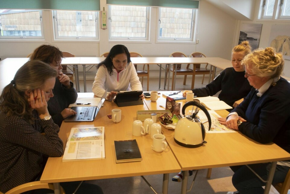 FRIVILLIG TILBUD: Norskopplæringen i Longyearbyen baserer seg mye på innsats fra frivillige, som denne samtalegruppa der Kristin Furu Grøtting (lengst til høyre) hjelper de som ønsker det. Arkivfoto: Hilde røsvik