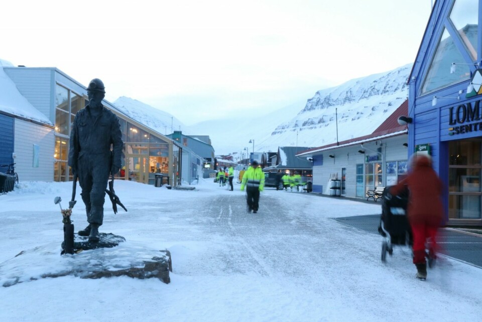 Det at en så stor del av innbyggerne ikke snakker norsk er til dels hemmende for integreringen i samfunnet og deltagelse i det offentlige ordskiftet. Det at en så stor del av innbyggerne ikke snakker norsk er til dels hemmende for integreringen i samfunnet og deltagelse i det offentlige ordskiftet.