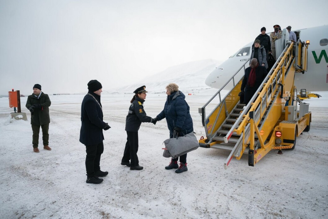 Statsministeren ble møtt av lokalstyreleder Arild Olsen og sysselmann Kjerstin Askholt da hun kom til Longyearbyen i formiddag. Statsministeren ble møtt av lokalstyreleder Arild Olsen og sysselmann Kjerstin Askholt da hun kom til Longyearbyen i formiddag.