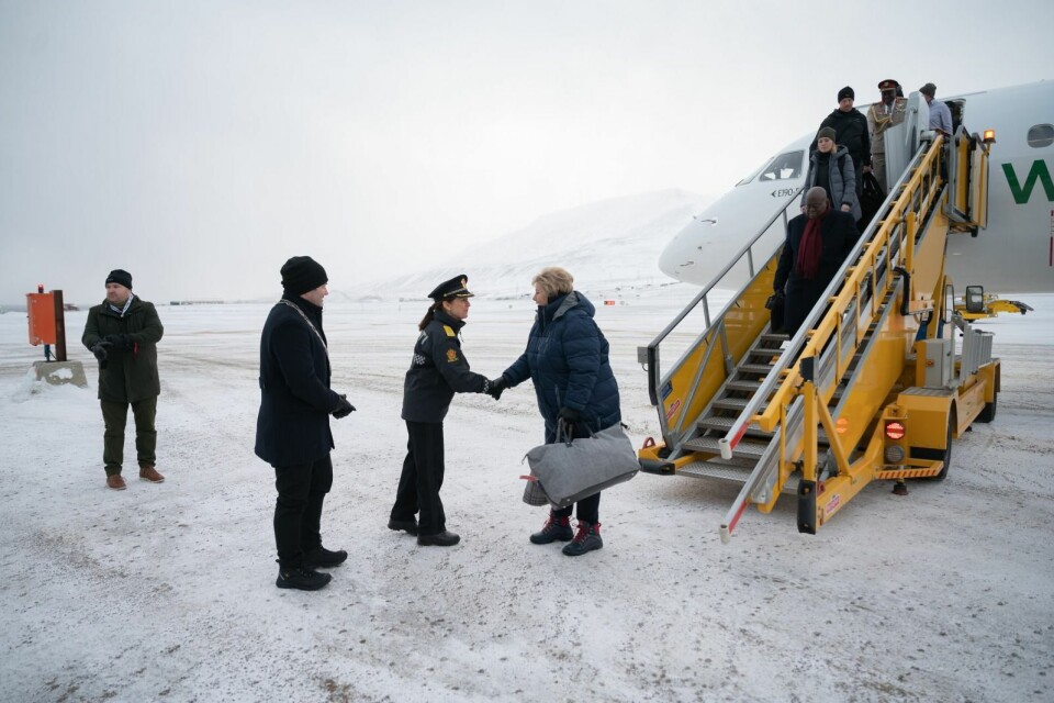 Statsministeren ble møtt av lokalstyreleder Arild Olsen og sysselmann Kjerstin Askholt da hun kom til Longyearbyen i formiddag.