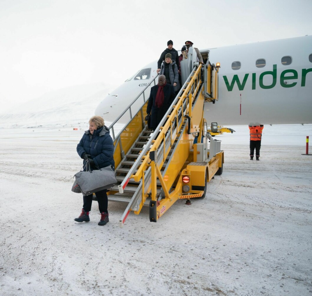 Statsminister ERna Solberg ankommer i et chartret fly sammen med sin stab og inviterte utenlandkse gjester som skal være med på frødeponeringen i frøhvelvet.