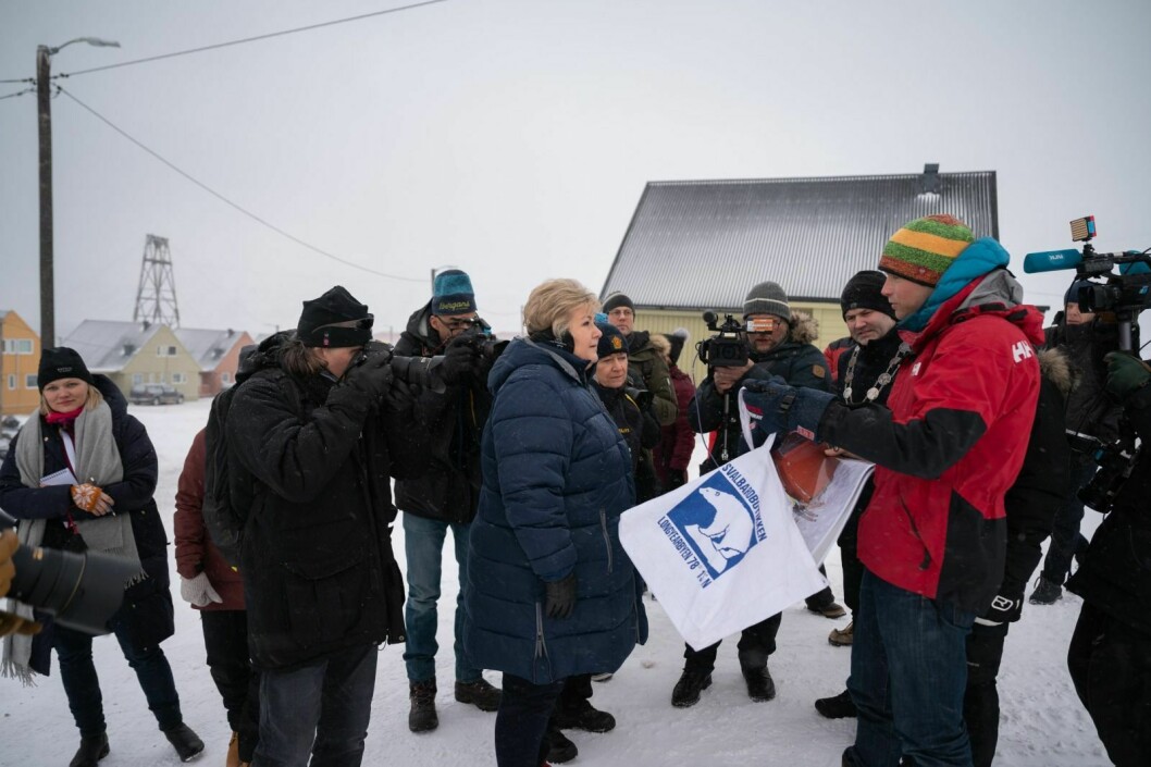Statsminister Erna Solberg startet oppholdet i Longyearbyen med å se på området som ble rammet av skred i 2015. Elke Morgner og Malte Jochmann ble rammet, og fortalte sin opplevelse av det. Sysselmann Kjerstin Askholt og lokalstyreleder Arild Olsen i bakgrunnen.