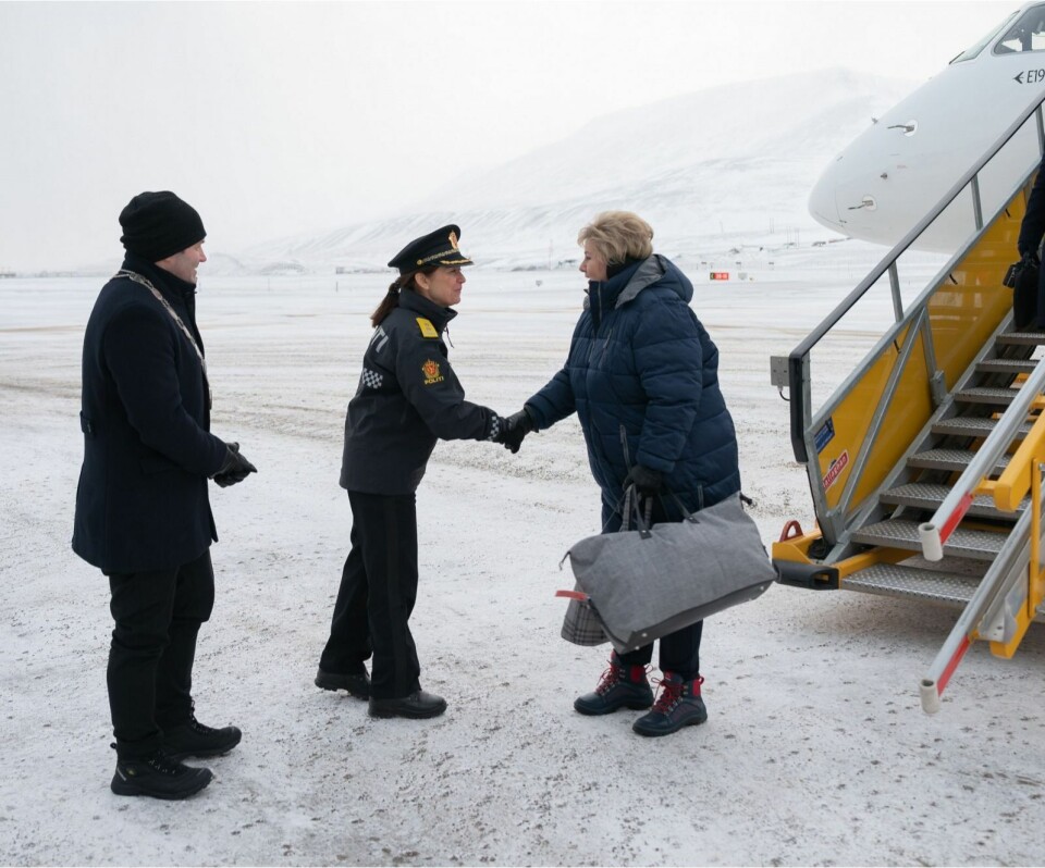 Statsminister Erna Solberg blir tatt imot av sysselmann Kjerstin Askholt og lokalstyreleder Arild Olsen.