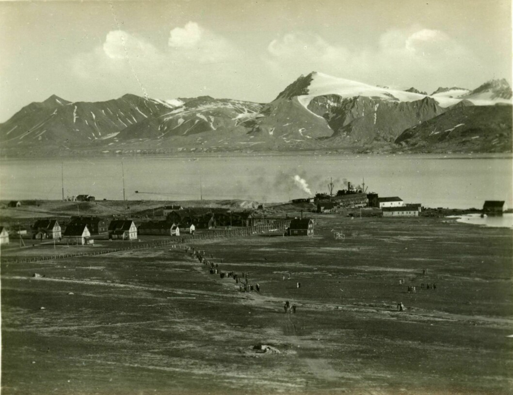 Dette bildet er tatt tidlig på 1920-tallet og viser både folk og hus i Kings Bay.
