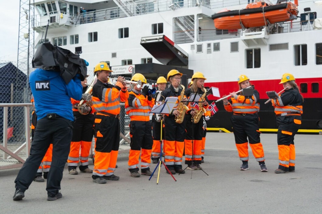 Longyearbyen storband spilte på kaia før båten gikk fra kai i august. Longyearbyen storband spilte på kaia før båten gikk fra kai i august.