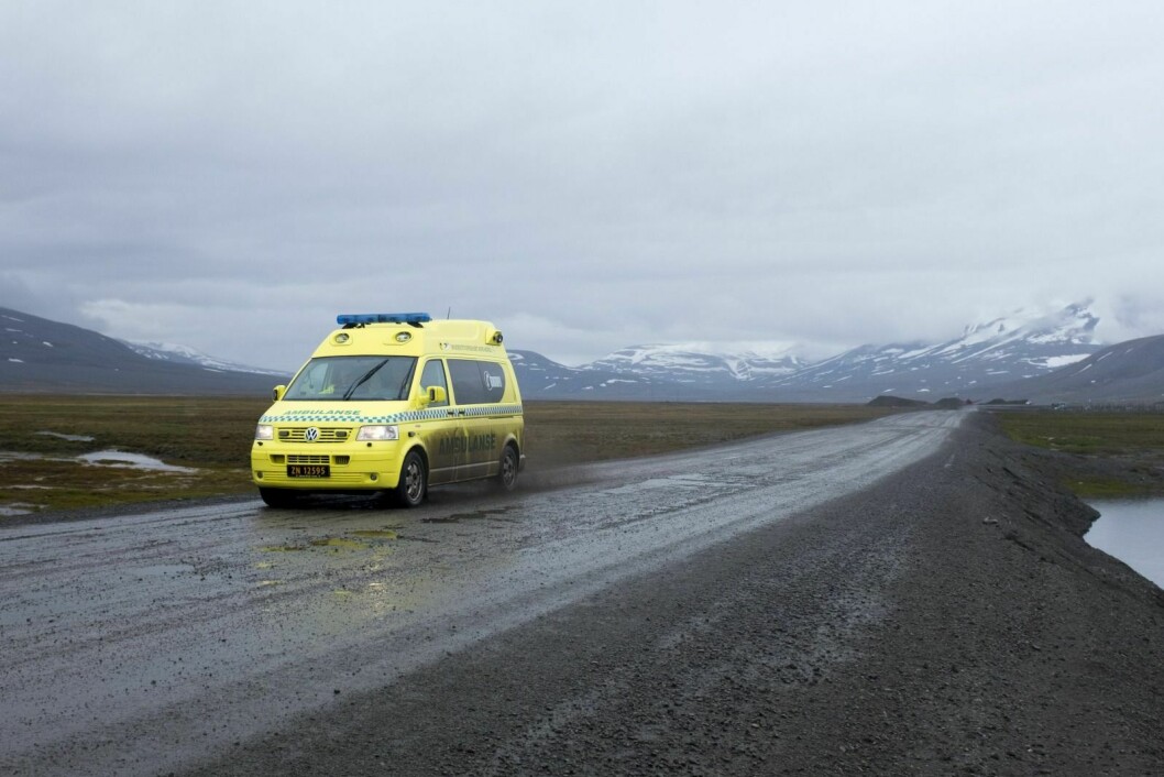 Personen som ble skadet ble hentet i ambulanse og kjørt til Longyearbyen sykehus.