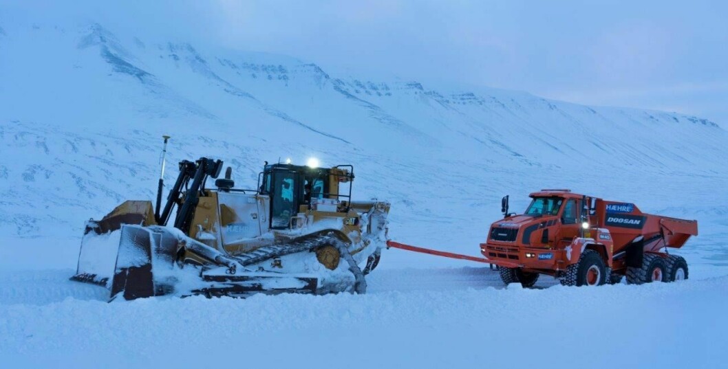 Slik vil det se ut i løpet av dagen, når Hæhre skal frakte fire store kjøretøy fra Longyearbyen til Svea.