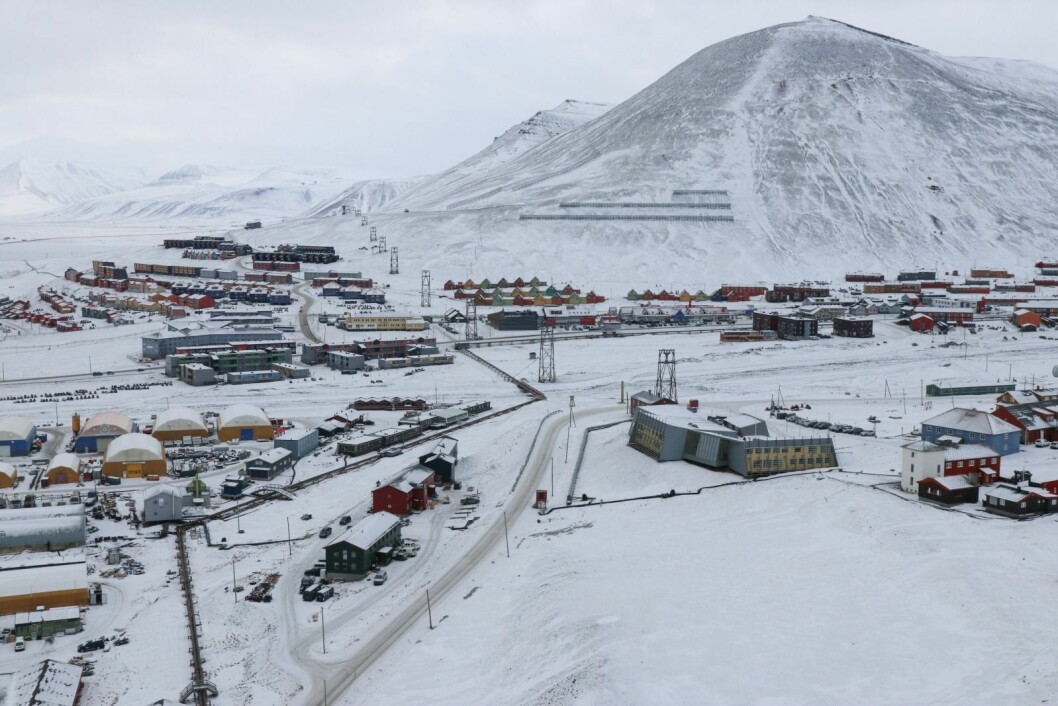 SAMFUNNSHENSYN: Hensynet til viktige samfunnsfunksjoner - der foreldrene jobber - er grunnen til at skolen i Longyearbyen ikke stenger. SAMFUNNSHENSYN: Hensynet til viktige samfunnsfunksjoner - der foreldrene jobber - er grunnen til at skolen i Longyearbyen ikke stenger.