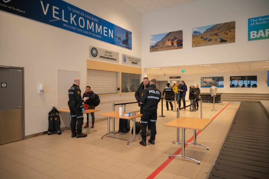 Dette møtte de tilreisende passasjerene som kom til Longyearbyen med fly fredag. På grunn av ekstra kontroller på fastlandet var både SAS og Norwegians flyvninger forsinket. Dette møtte de tilreisende passasjerene som kom til Longyearbyen med fly fredag. På grunn av ekstra kontroller på fastlandet var både SAS og Norwegians flyvninger forsinket.