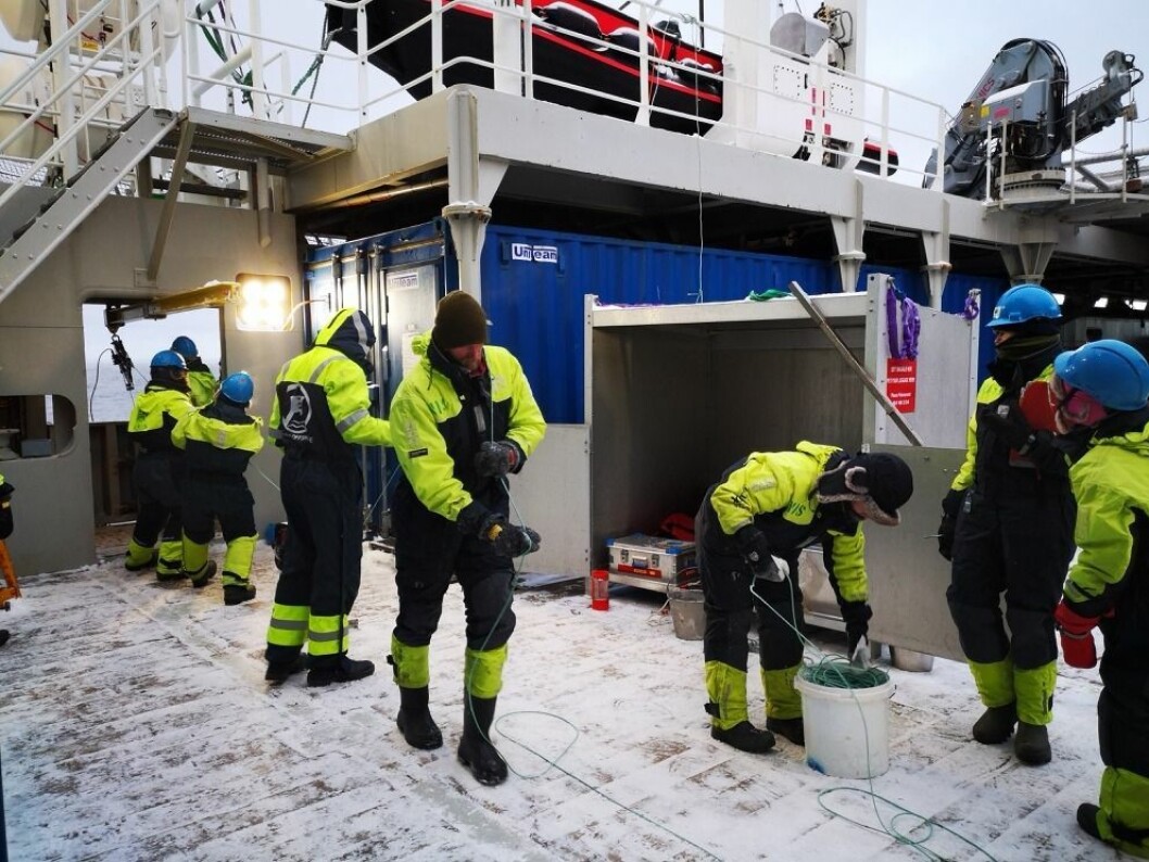 Forskere og studenter i aksjon på dekk. Forskere og studenter i aksjon på dekk.
