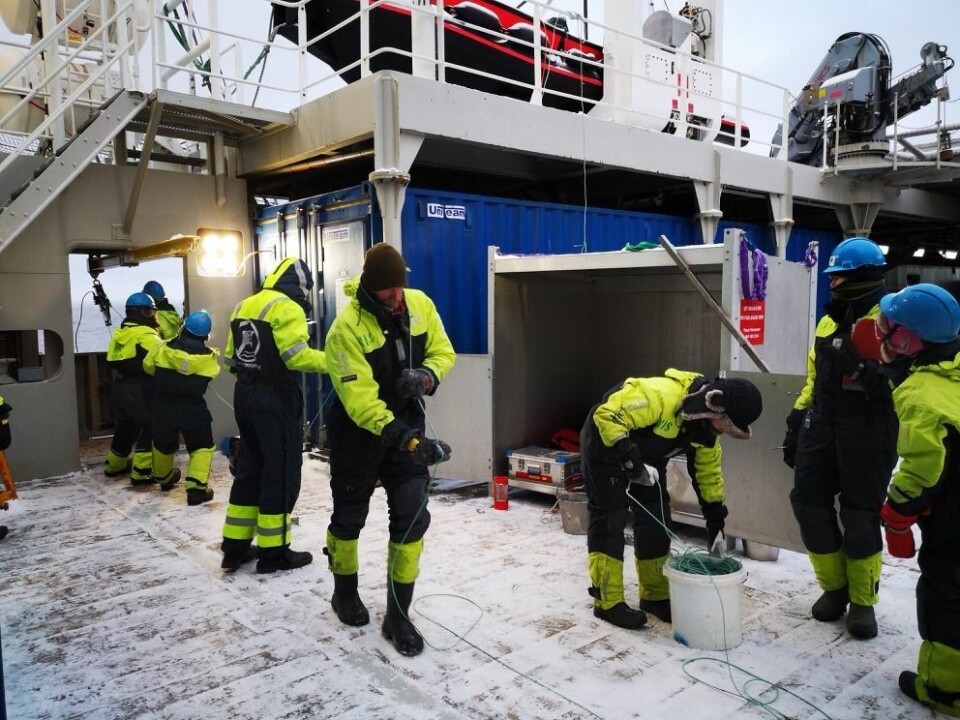 Forskere og studenter i aksjon på dekk.