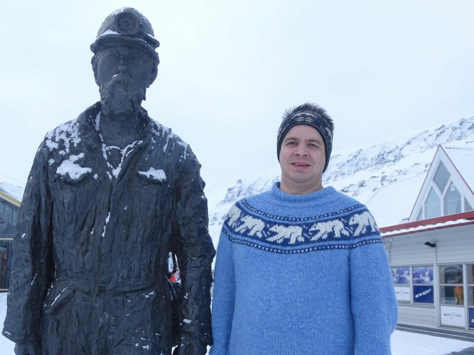 LANDEMERKE: Flytekniker Marcus Krogtoft og gruvearbeiderstatuen i sentrum. LANDEMERKE: Flytekniker Marcus Krogtoft og gruvearbeiderstatuen i sentrum.