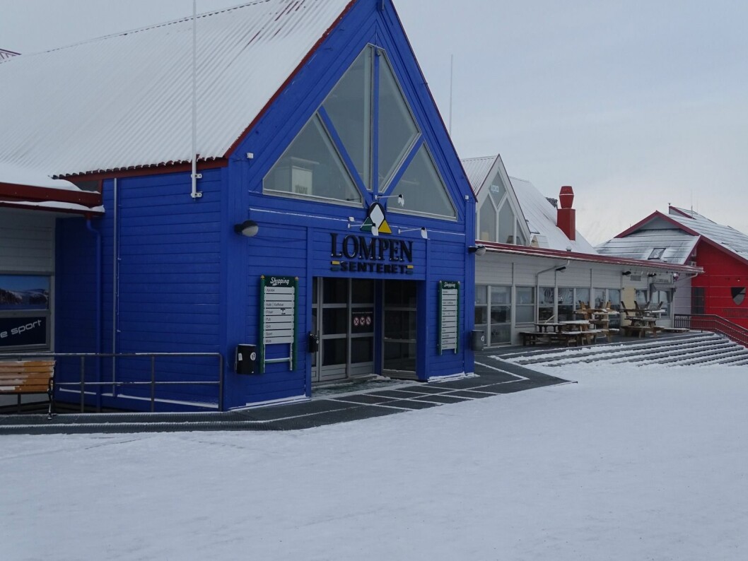 THON-EID: Den Olav Thon-eide kjøpesenterkjeden Amfi driver Lompensenteret i Longyearbyen. THON-EID: Den Olav Thon-eide kjøpesenterkjeden Amfi driver Lompensenteret i Longyearbyen.