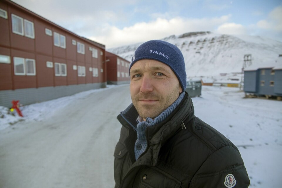 Hurtigruten er eiendomsinvestor Fredrik Ekens største leietaker. Han håper på gebyrregulativer fra Longyearbyen lokalstyre, som igjen vil gjøre at han kan senke husleien. Hurtigruten er eiendomsinvestor Fredrik Ekens største leietaker. Han håper på gebyrregulativer fra Longyearbyen lokalstyre, som igjen vil gjøre at han kan senke husleien.