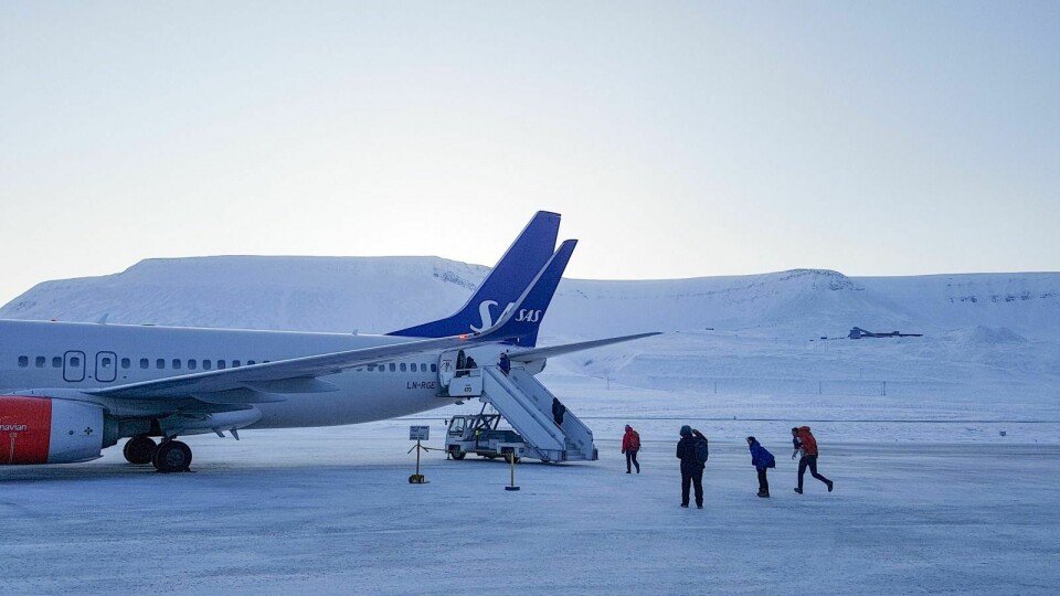 FÅ PÅ FLYENE: Det har blitt stadig færre som flyr til Svalbard. Nå kan det bli enda færre, samtidig som antall flygninger kan bli redusert.