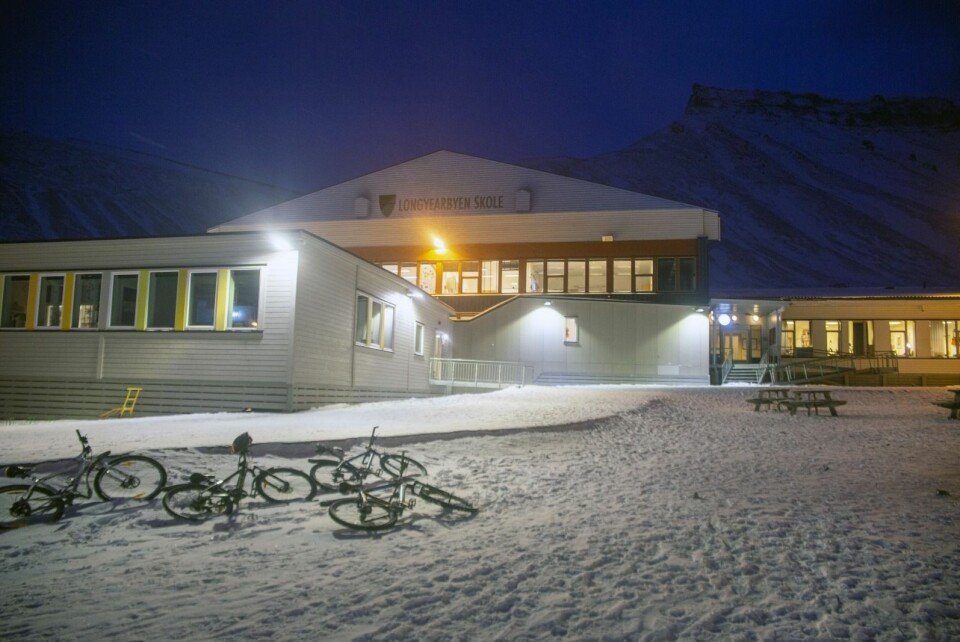 LL foreslår vedlikeholdsarbeid ved for eksempel Longyearbyen skole som tiltak for å holde hjulene i gang.