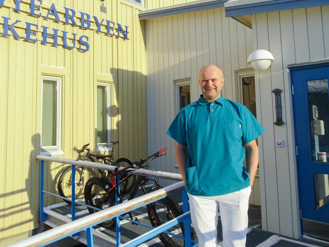 Smittevernlege ved Longyearbyen sykehus, Knut Selmer, sier at noe av det viktigste nå er å ikke bli passive.