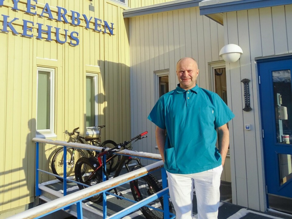 Smittevernlege ved Longyearbyen sykehus, Knut Selmer, sier at noe av det viktigste nå er å ikke bli passive. Smittevernlege ved Longyearbyen sykehus, Knut Selmer, sier at noe av det viktigste nå er å ikke bli passive.