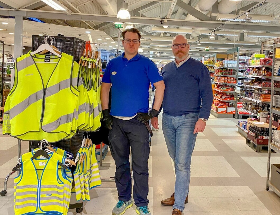 Tillitsvalgt Pål Graving til venstre og administrerende direktør Ronny Strømnes er lei for situasjonen butikken har kommet i. De mener det var ingen vei utenom permitteringer for å sikre arbeidsplassene på lenger sikt. Tillitsvalgt Pål Graving til venstre og administrerende direktør Ronny Strømnes er lei for situasjonen butikken har kommet i. De mener det var ingen vei utenom permitteringer for å sikre arbeidsplassene på lenger sikt.