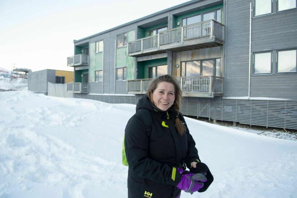 Boligene bak Store Norskes boligsjef Marit Devik skulle opprinnelig peles. Nå ønsker Store Norske i stedet å transformere området og få plass til flere boliger.