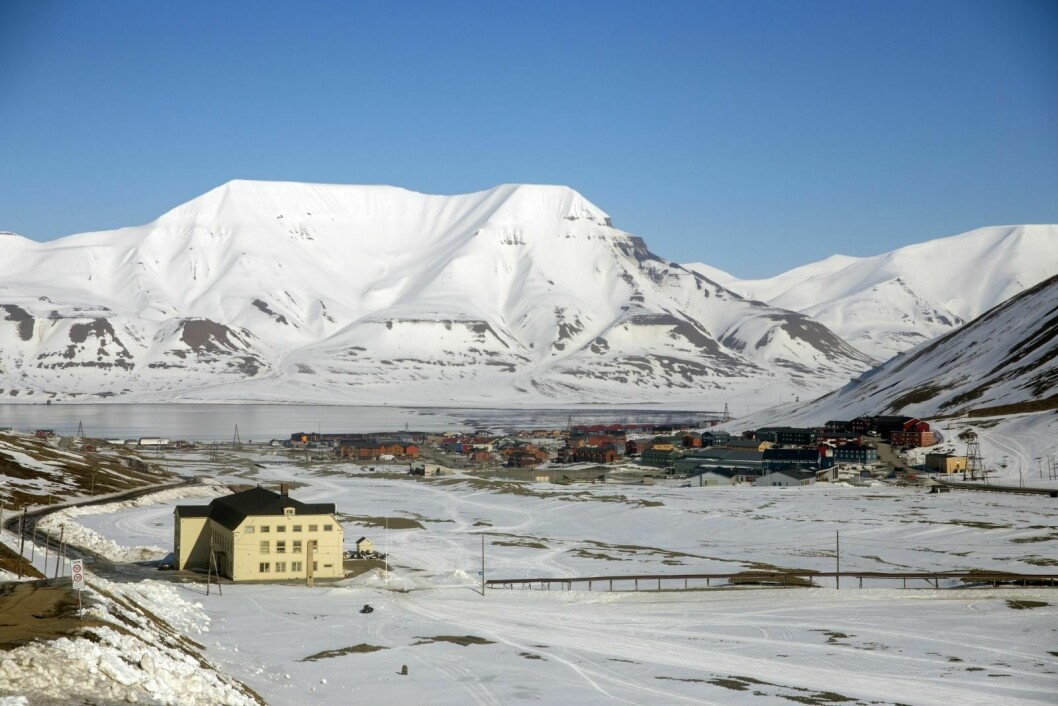 Staten eier all grunn i Longyearbyen. NFD har vedtatt å opprette eget kontor med to grunnforvaltere. Kontoret skulle åpne 1. april. Det er nå utsatt.