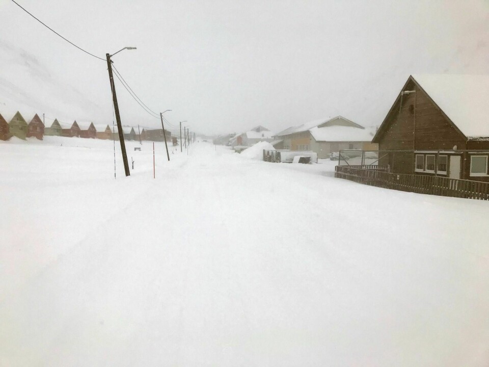 KRISESTILLE: Lokalstyret krever inn gebyr for dekking av utgifter til drift og vedlikehold av Longyearbyens for tiden snøfylte og svært stille gater. Betalingsfristen skyves nå til september.
