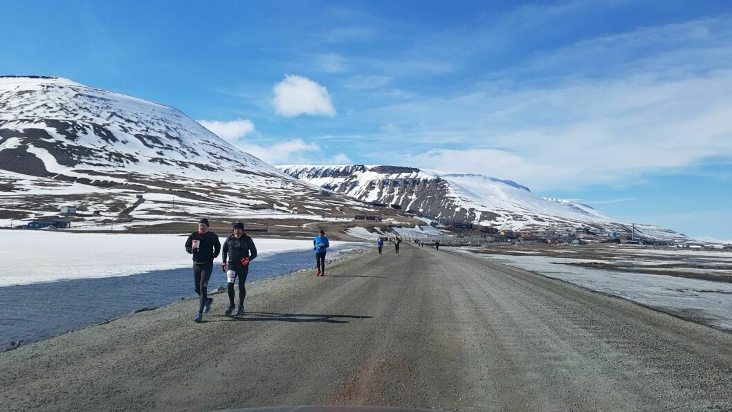 I FARE: Svalbard Turn vil over påske ta endelig stilling til om det blir noe Spitsbergen Marathon i år. Bildet er fra fjorårets utgave av løpet, da det var rekordmange deltakere.