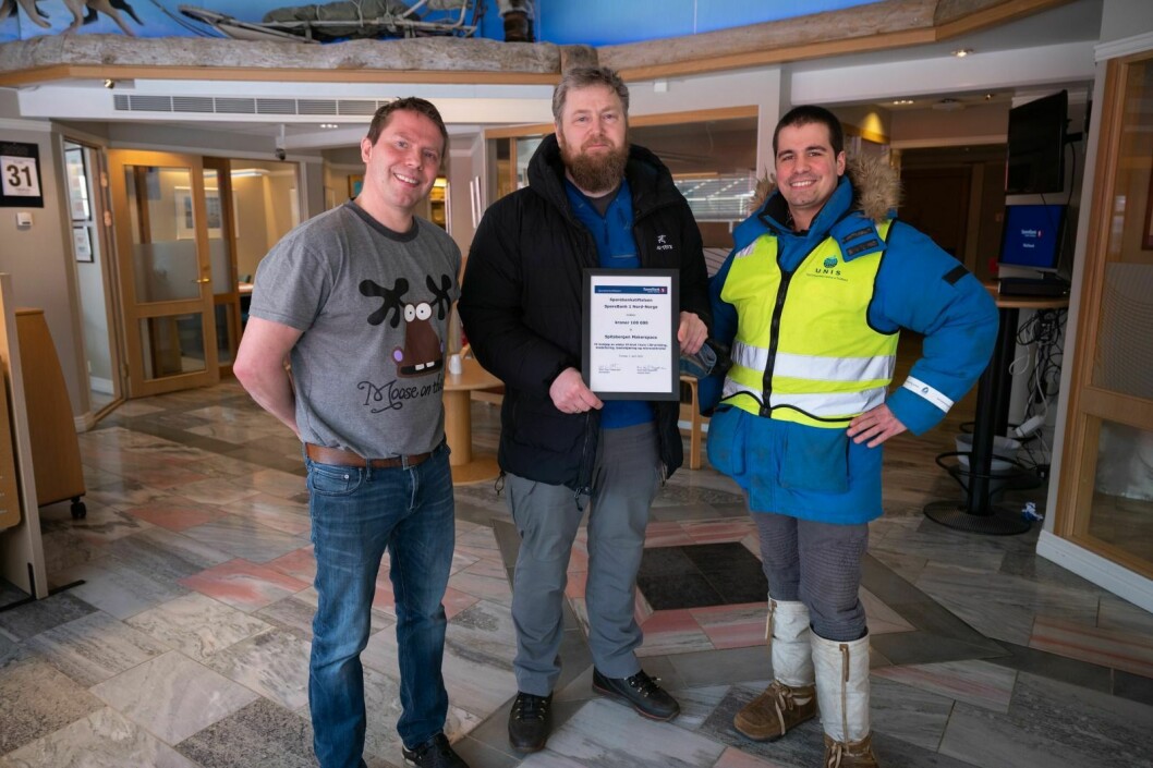 Svenn Are Johansen (f.v.) var glad for å kunne overrekke Espen Olsen og Timon Brüggemann i Spitsbergen Makerspace 100.000 kroner fra Sparebankstiftelsen.