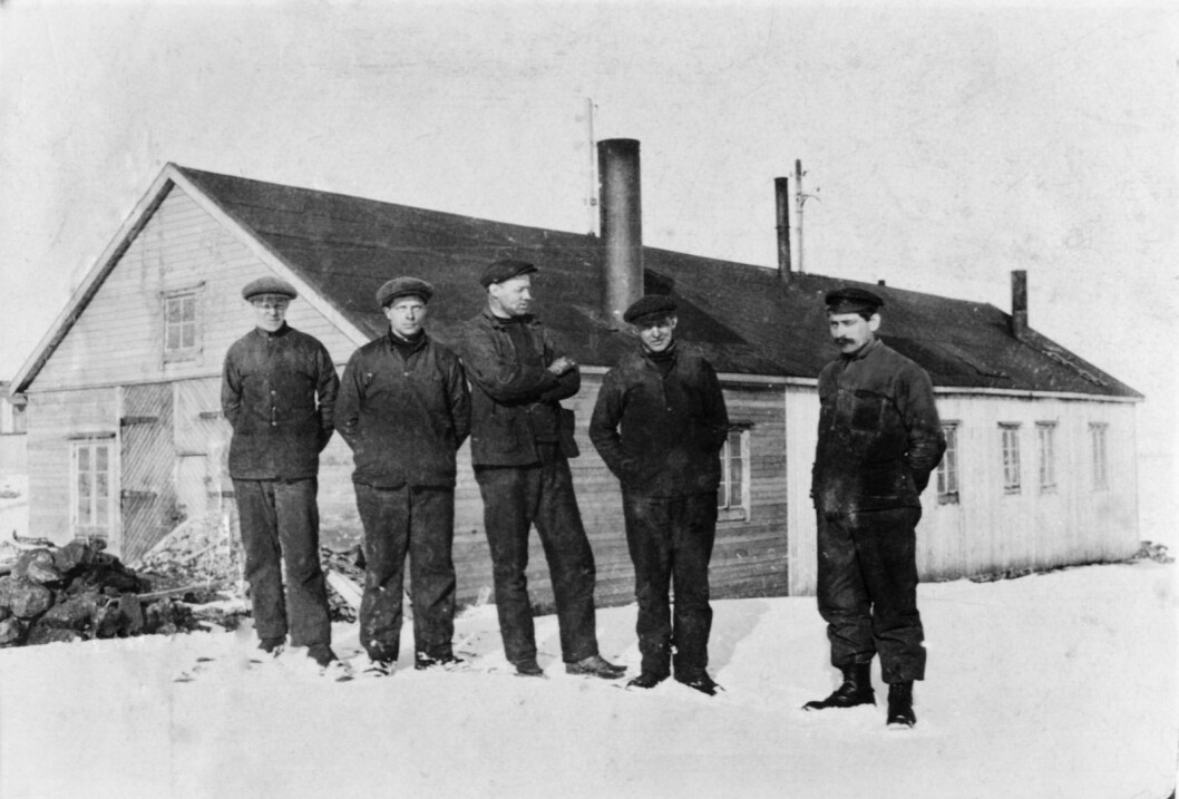 Her står arbeiderne foran det som trolig var verkstedet i Ny-Ålesund. Fra venstre ukjent, nummer to Hjalmar Arnø, ukjent, Leonard Johan Olsen og ukjent. Send oss gjerne flere navn hvis noen har kjennskap til disse. Send til post@svalbardposten.no. Her står arbeiderne foran det som trolig var verkstedet i Ny-Ålesund. Fra venstre ukjent, nummer to Hjalmar Arnø, ukjent, Leonard Johan Olsen og ukjent. Send oss gjerne flere navn hvis noen har kjennskap til disse. Send til post@svalbardposten.no.