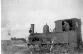 Lokomotivet i Ny-Ålesund. Det er trolig Hjalmar Olsen som står inne i toget.