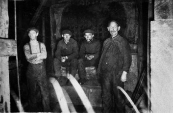 Staute arbeidskarer, fra høyre Lyder Andreas Olsen , Lyder Olsen jr, Hjalmar Olsen og Sverre Olsen. Staute arbeidskarer, fra høyre Lyder Andreas Olsen , Lyder Olsen jr, Hjalmar Olsen og Sverre Olsen.