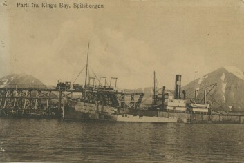 Et postkort med en båt ved kullkaia i Kings Bay.