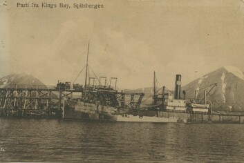Et postkort med en båt ved kullkaia i Kings Bay. Et postkort med en båt ved kullkaia i Kings Bay.