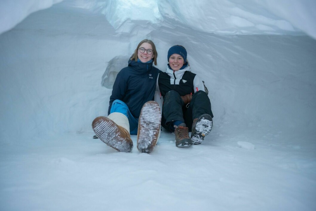 Pia Bronken Eidesen (f.v.) og Sigrid Vilja Andersen brukte flere timer på å grave ut en snøhule. Nå står den klar for at folk kan ta den i bruk over påsken.