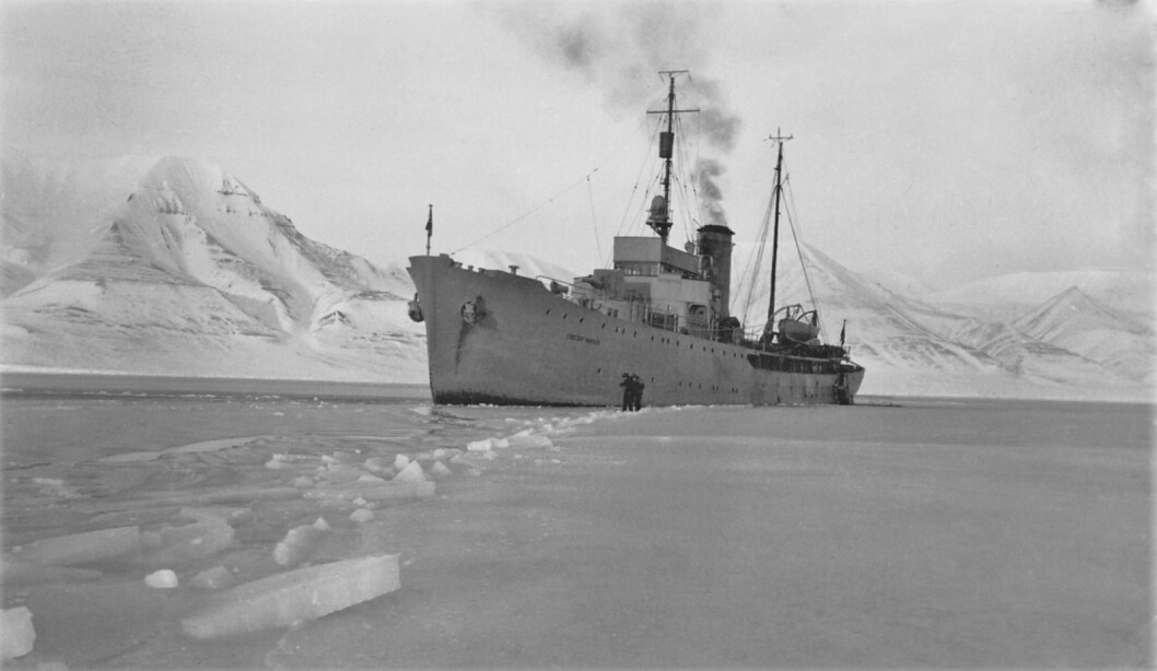 Oppsynsskipet Fridtjof Nansen på bayen i Adventfjorden.